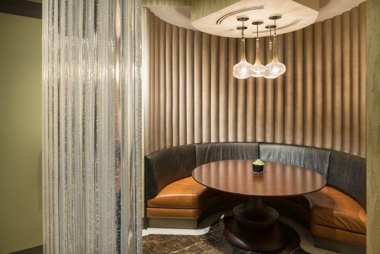 Kempinski Hotel Muscat Exterior photo A private dining room at the restaurant